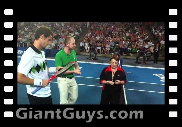 nab guest Vicky Marchesani looks up to John Isner and Andy Murray in coin toss